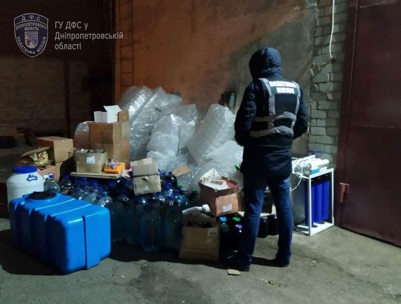 На Днепропетровщине "предприниматели" подделывали элитный алкоголь и продавали его в Телеграм - рис. 1