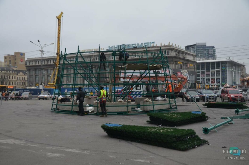 В центре Днепра устанавливают елку и новогодний городок: будет ли каток - рис. 1