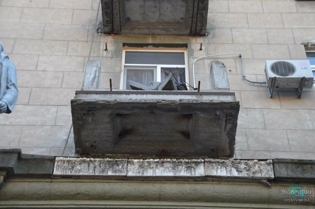 Осторожно: в центре Днепра с фасада старинного дома осыпаются камни (ФОТО) - рис. 7