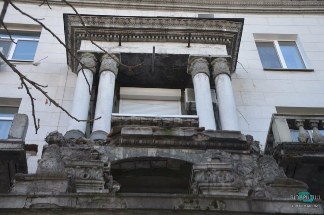 Осторожно: в центре Днепра с фасада старинного дома осыпаются камни (ФОТО) - рис. 4