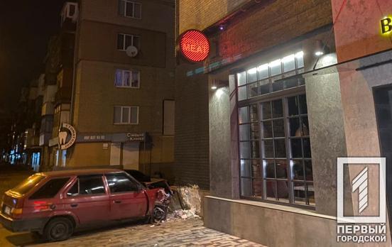 В Кривом Роге водитель Skoda Forman врезался в ресторан: есть пострадавшие - рис. 4