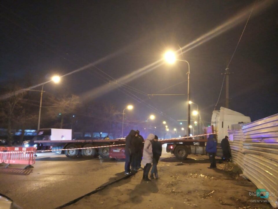 В Днепре на Набережной легковушка влетела в фуру (ФОТО) - рис. 4