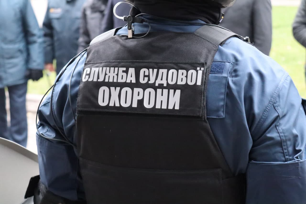 Днепрянин заявился в здание районного суда с карабином - рис. 1