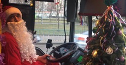 В Днепре водитель маршрутки поднимает пассажирам новогоднее настроение - рис. 7