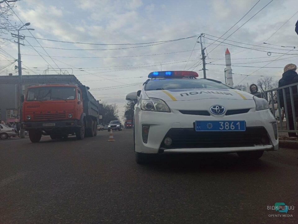 ДТП на Поля: Volvo врезался в остановку и сбил девушку (ФОТО) - рис. 2