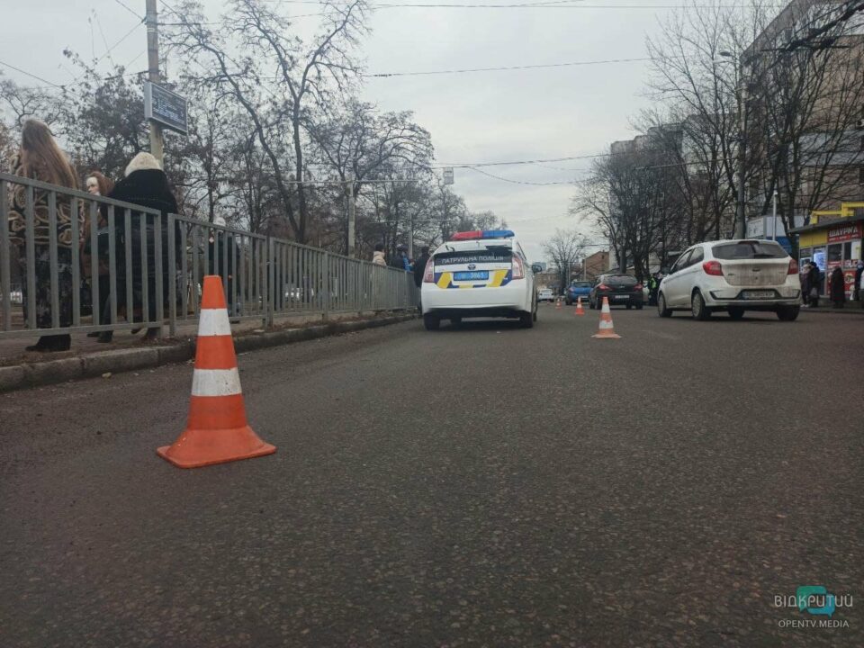 ДТП на Поля: Volvo врезался в остановку и сбил девушку (ФОТО) - рис. 4