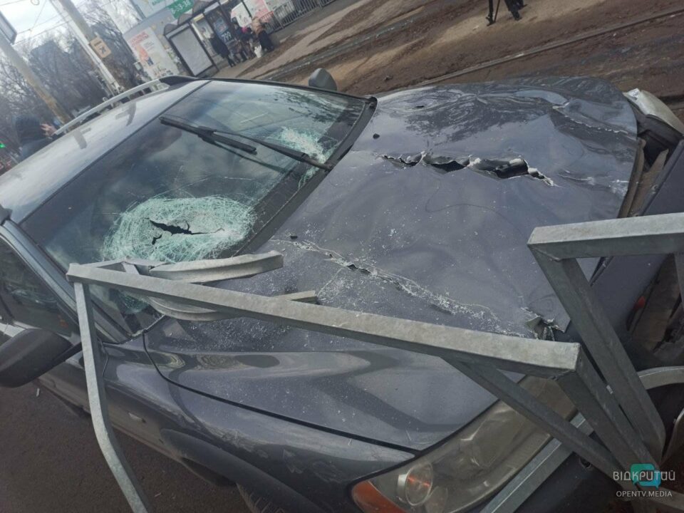 ДТП на Поля: Volvo врезался в остановку и сбил девушку (ФОТО) - рис. 5