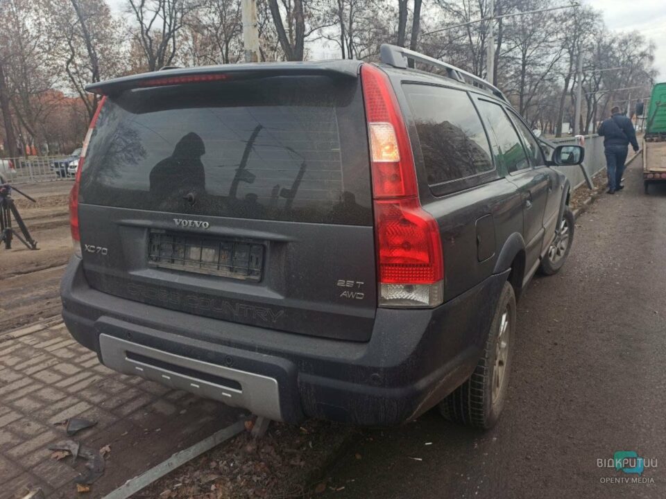 ДТП на Поля: Volvo врезался в остановку и сбил девушку (ФОТО) - рис. 6