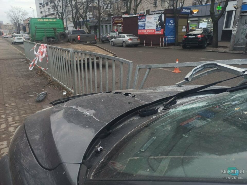 ДТП на Поля: Volvo врезался в остановку и сбил девушку (ФОТО) - рис. 8