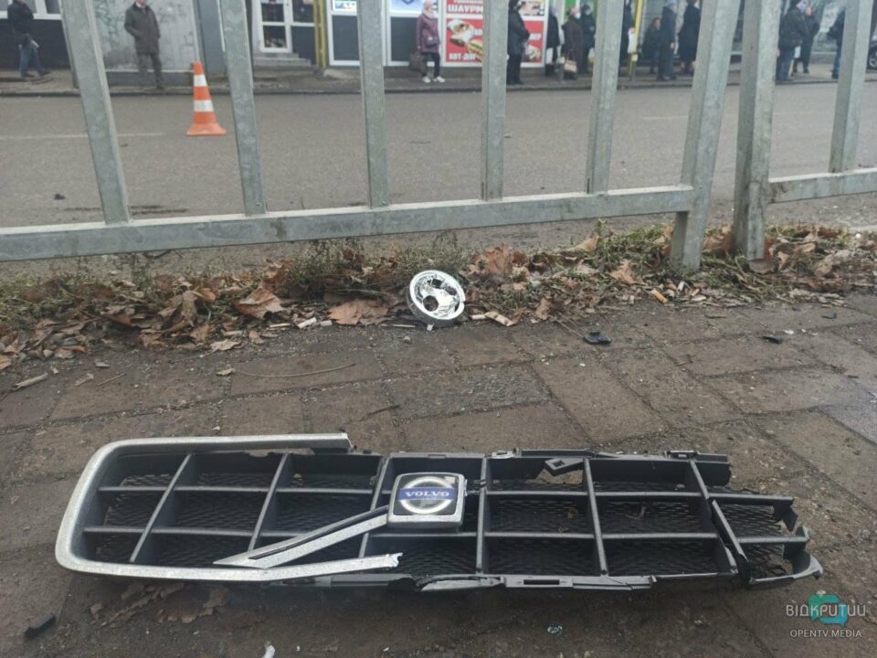 ДТП на Поля: Volvo врезался в остановку и сбил девушку (ФОТО) - рис. 9