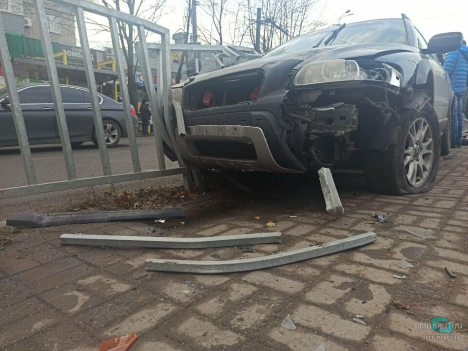 ДТП на Поля: Volvo врезался в остановку и сбил девушку (ФОТО) - рис. 11