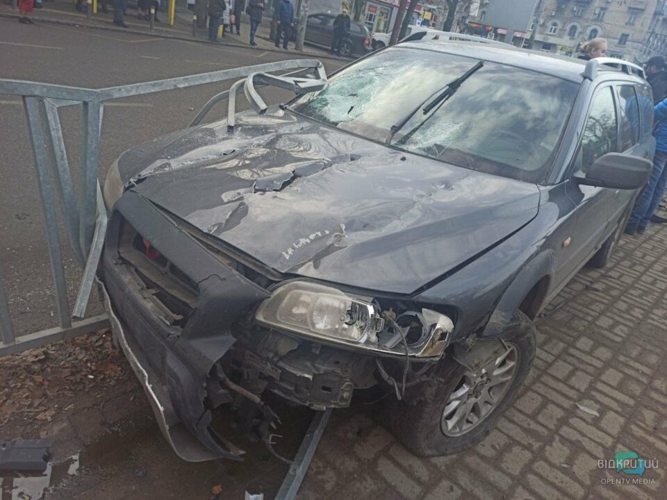 ДТП на Поля: Volvo врезался в остановку и сбил девушку (ФОТО) - рис. 12