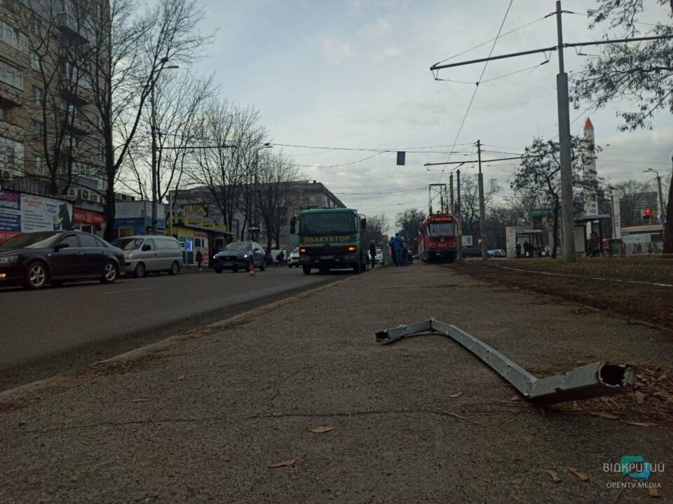 ДТП на Поля: Volvo врезался в остановку и сбил девушку (ФОТО) - рис. 13