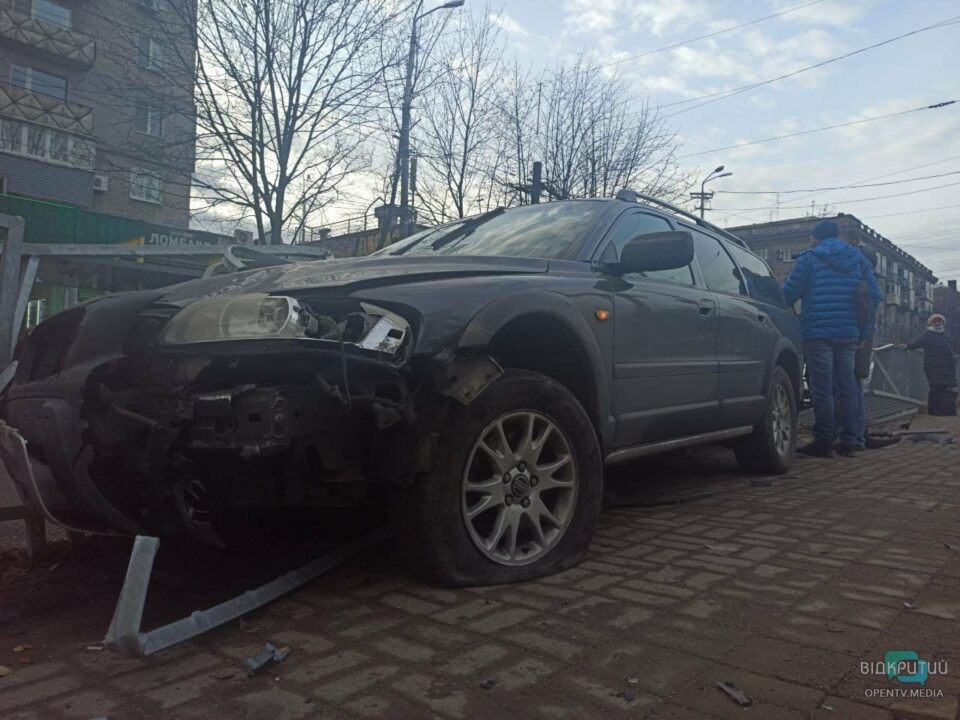 ДТП на Поля: Volvo врезался в остановку и сбил девушку (ФОТО) - рис. 14