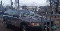 ДТП на Поля: Volvo врезался в остановку и сбил девушку (ФОТО) - рис. 5