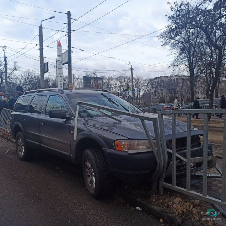 ДТП на Поля: Volvo врезался в остановку и сбил девушку (ФОТО) - рис. 1