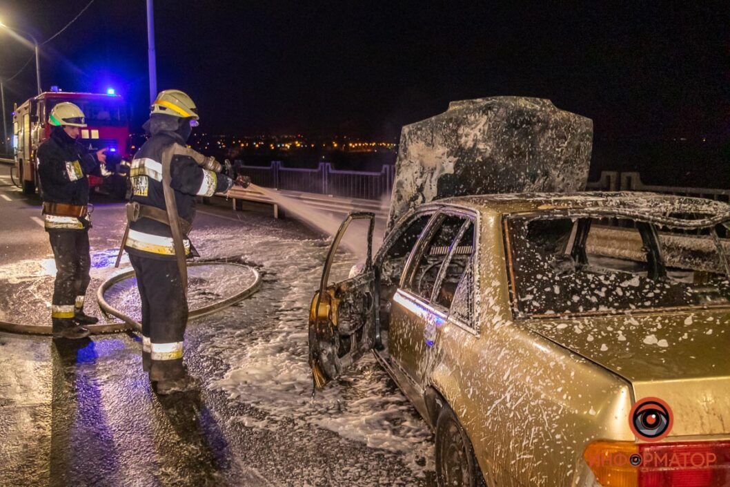 В Днепре на Кайдакском мосту сгорел Opel - рис. 3