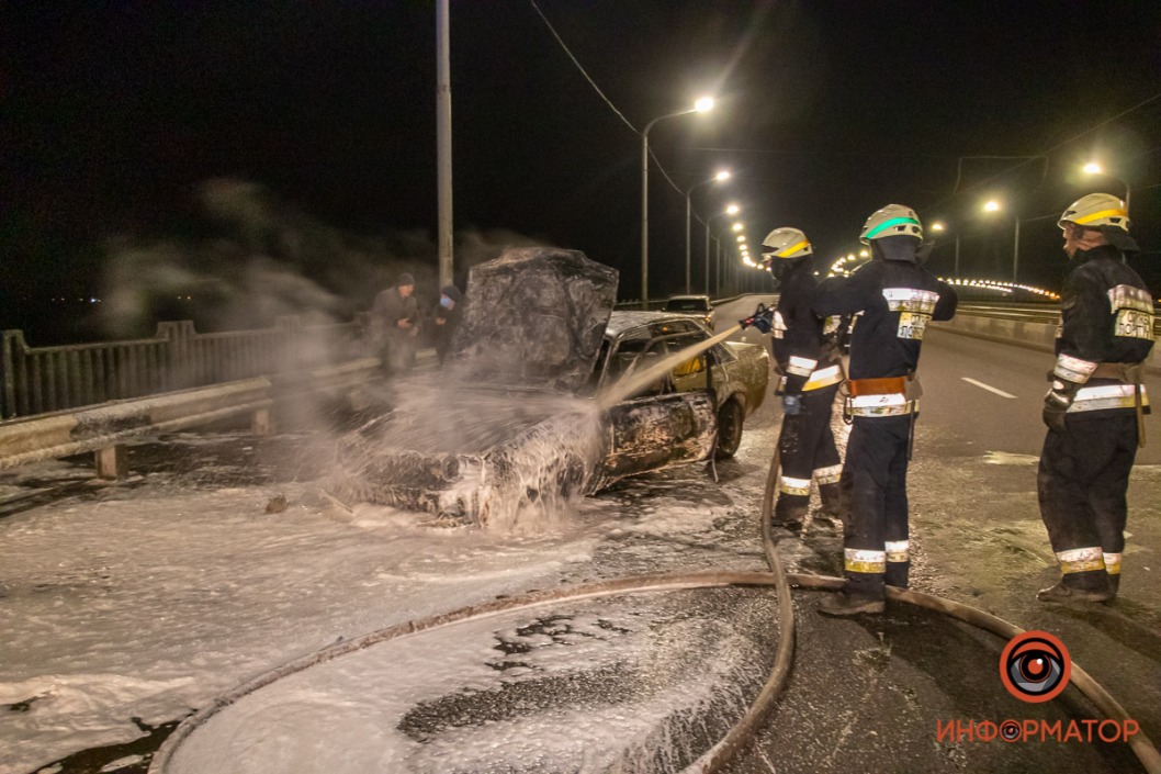 В Днепре на Кайдакском мосту сгорел Opel - рис. 4