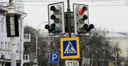 Ноу-хау по-днепровски: на Мануйловском проспекте светофор закрыли дорожным знаком - рис. 4