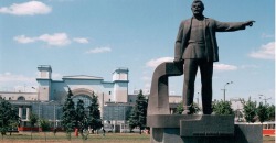 В пятницу вечером: в Днепре ровно 5 лет назад снесли памятник Петровскому - рис. 20
