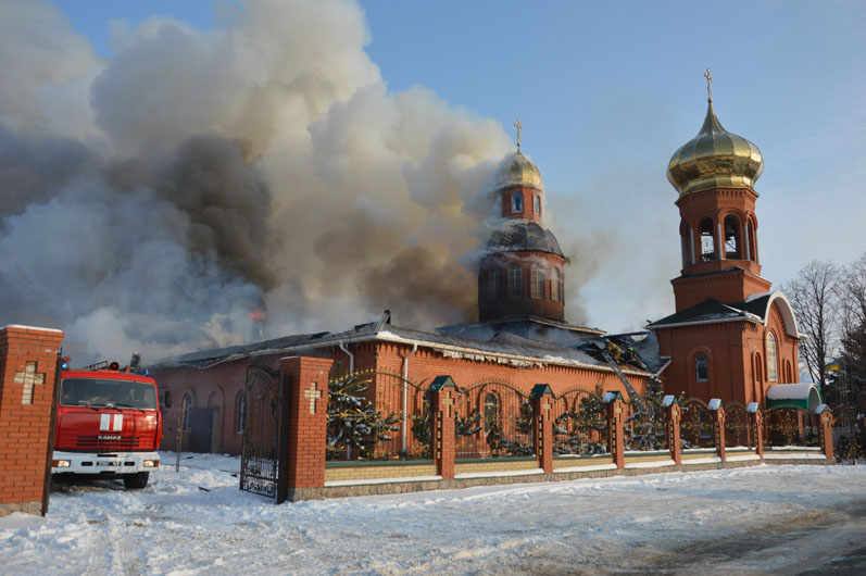 Под Днепром ликвидировали масштабный пожар в церкви: купол практически выгорел (ФОТО) - рис. 3