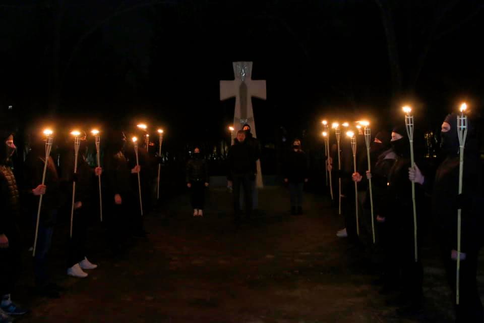 Против анархистов и коммунистов: в Днепре на Соборной площади националисты зажгли факелы (ФОТО) - рис. 1