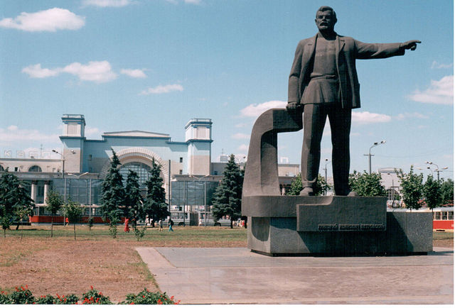В пятницу вечером: в Днепре ровно 5 лет назад снесли памятник Петровскому - рис. 2