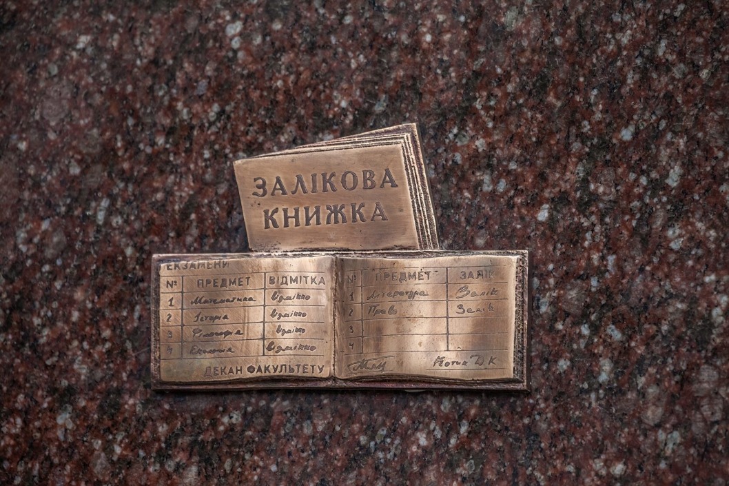Печиво «Дніпро», фанатський рух і трамвай: у місті з'явилися незвичайні скульптури - рис. 5