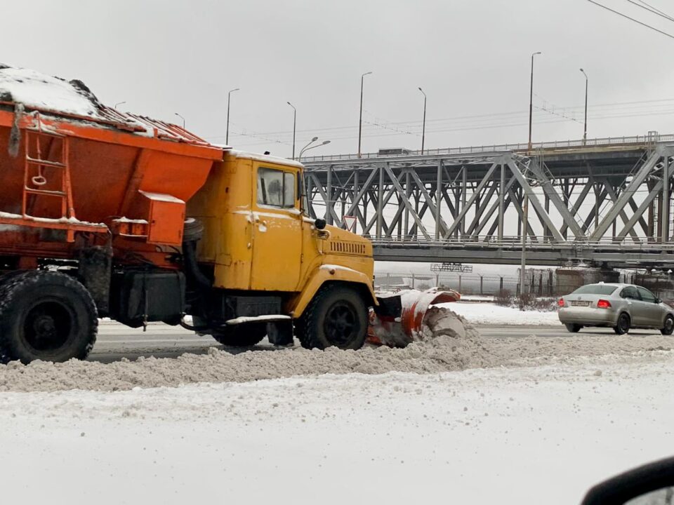 В Днепре на дороги вывели спецтехнику: как ходит транспорт - рис. 1