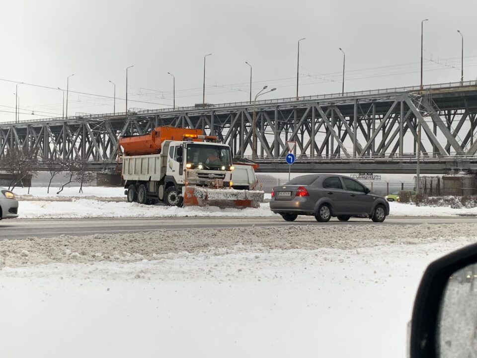 В Днепре на дороги вывели спецтехнику: как ходит транспорт - рис. 2