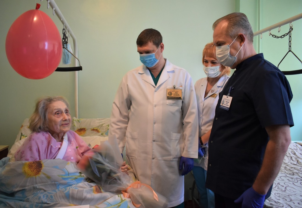 В Днепровской больнице им. Мечникова известная актриса отметила 93-летие - рис. 1