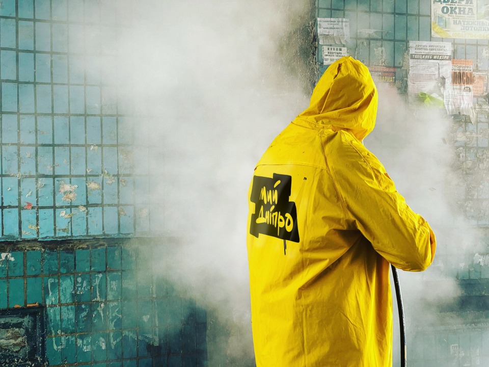 В костюмах из Breaking Bad: днепряне придумали необычный способ борьбы с назойливой рекламой - рис. 1