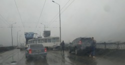 В Днепре на Амурском мосту трамвай сошел с рельсов и повредил иномарку - рис. 19
