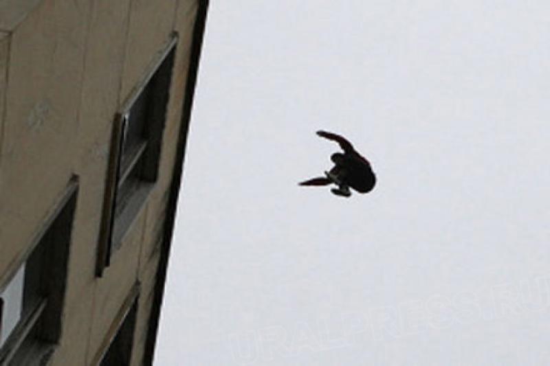 В Кривом Роге курсант спрыгнул с крыши 9-этажки - рис. 1