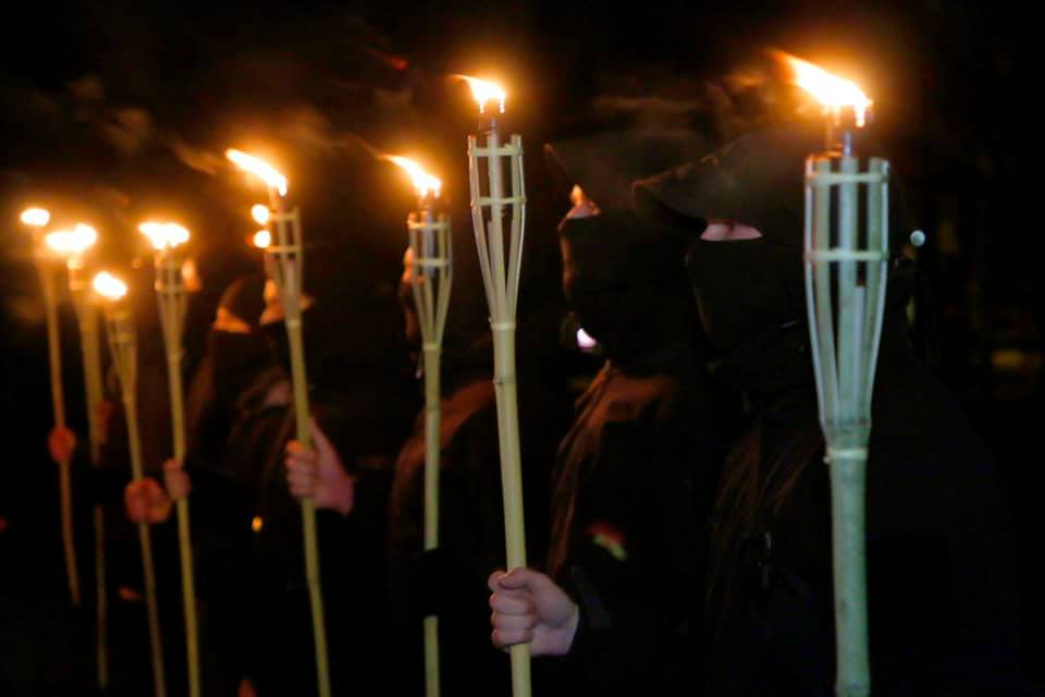 Против анархистов и коммунистов: в Днепре на Соборной площади националисты зажгли факелы (ФОТО) - рис. 2