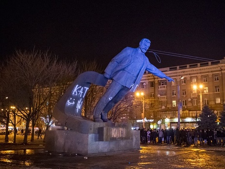 В пятницу вечером: в Днепре ровно 5 лет назад снесли памятник Петровскому - рис. 1