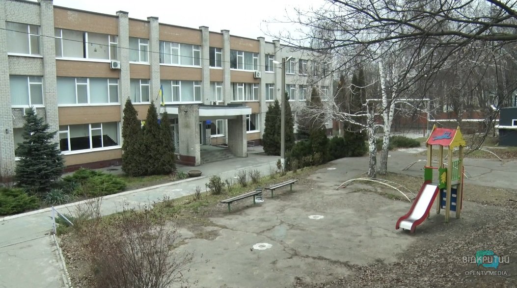 В Днепре детей из СШ №22 перевели в другие школы: здание в аварийном состоянии - рис. 1