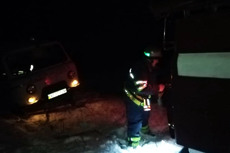 На трассе под Днепром машина скорой помощи застряла в снегу: пришлось вызывать спасателей - рис. 1