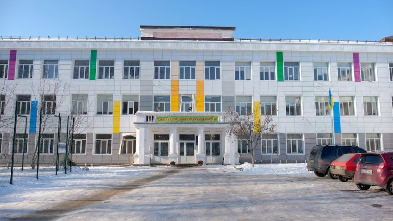В днепровской школе №9 внезапно обвалилась часть потолка - рис. 2