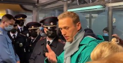 Оппозиционер Алексей Навальный задержан после прилета из Германии - рис. 22