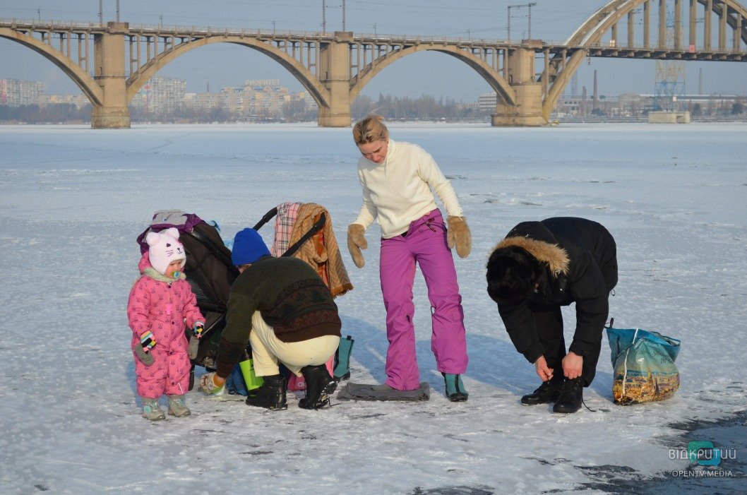 В Днепре окунуться в ледяную воду на набережной пришли сотни горожан (ФОТО) - рис. 5