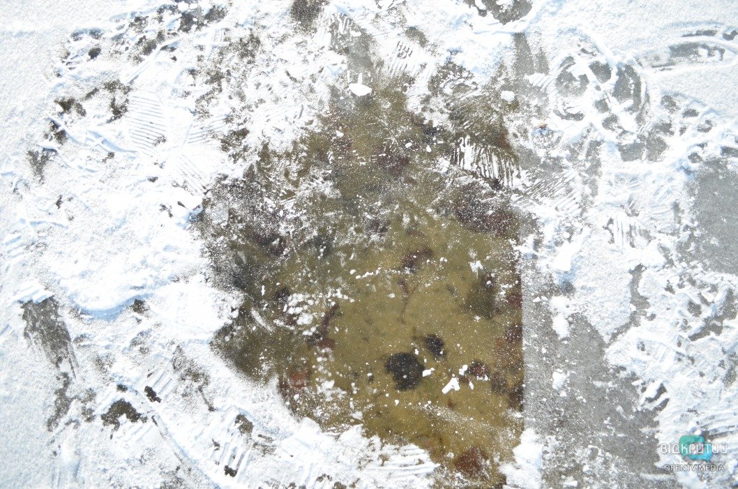 В Днепре окунуться в ледяную воду на набережной пришли сотни горожан (ФОТО) - рис. 13