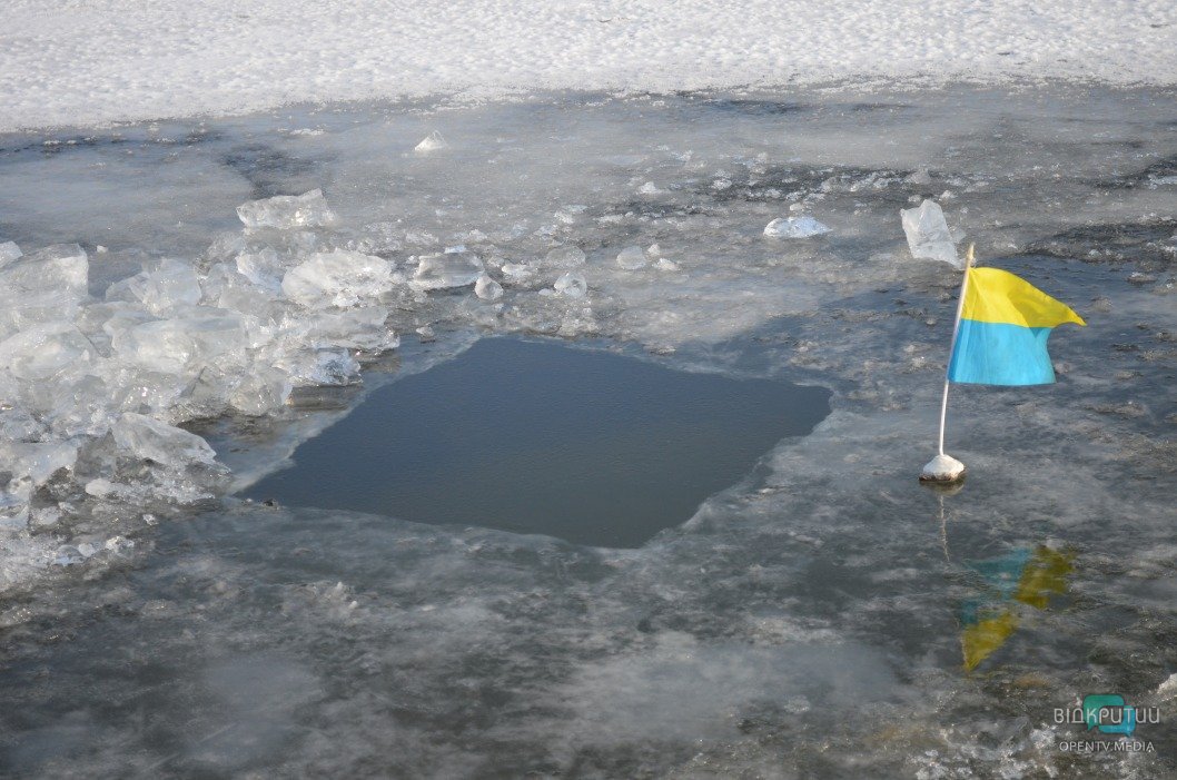 В Днепре окунуться в ледяную воду на набережной пришли сотни горожан (ФОТО) - рис. 1