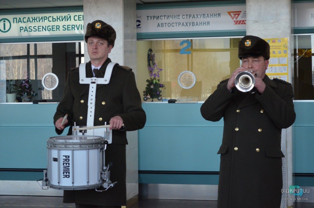 В Днепре отдали дань уважения «киборгам»: в аэропорту играл оркестр - рис. 15