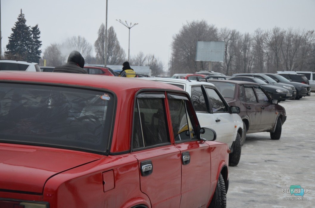 В память о «киборгах»: в Днепре автомобилисты провели флешмоб (ФОТО) - рис. 2