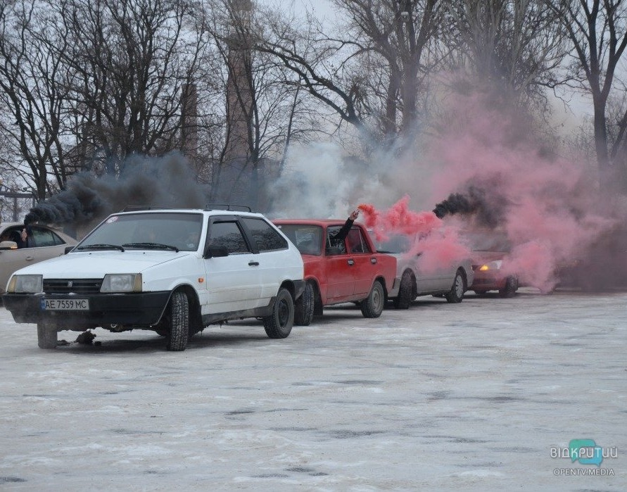 В память о «киборгах»: в Днепре автомобилисты провели флешмоб (ФОТО) - рис. 8