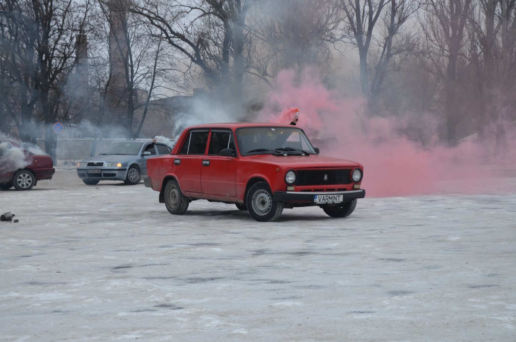 В память о «киборгах»: в Днепре автомобилисты провели флешмоб (ФОТО) - рис. 9