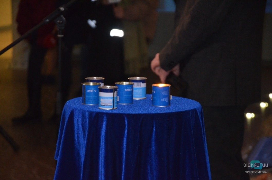 Символично зажгли 6 свечей: в Днепре прошла церемония к Международному дню памяти жертв Холокоста - рис. 9
