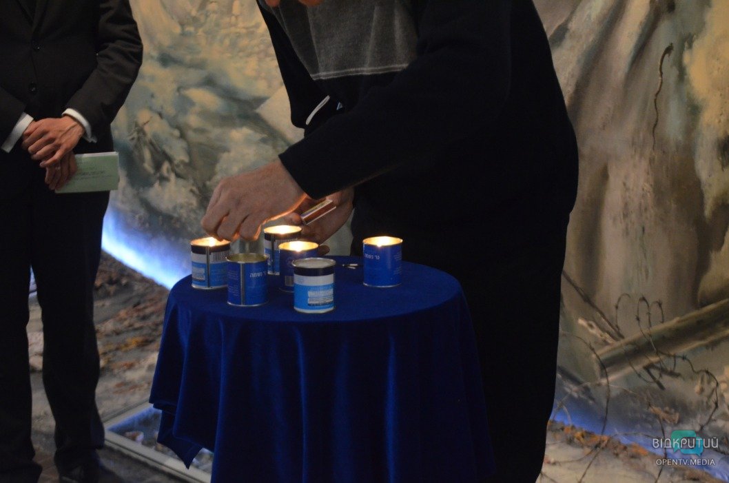 Символично зажгли 6 свечей: в Днепре прошла церемония к Международному дню памяти жертв Холокоста - рис. 8
