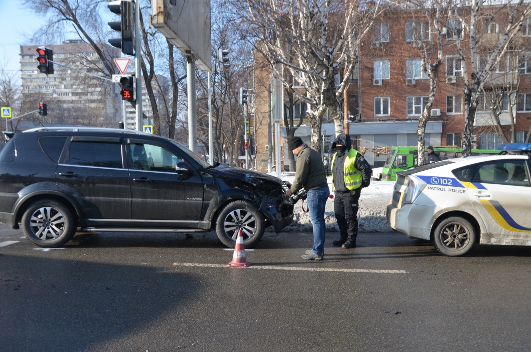 В Днепре на Поля серьезное ДТП: фура заблокировала троллейбус - рис. 2